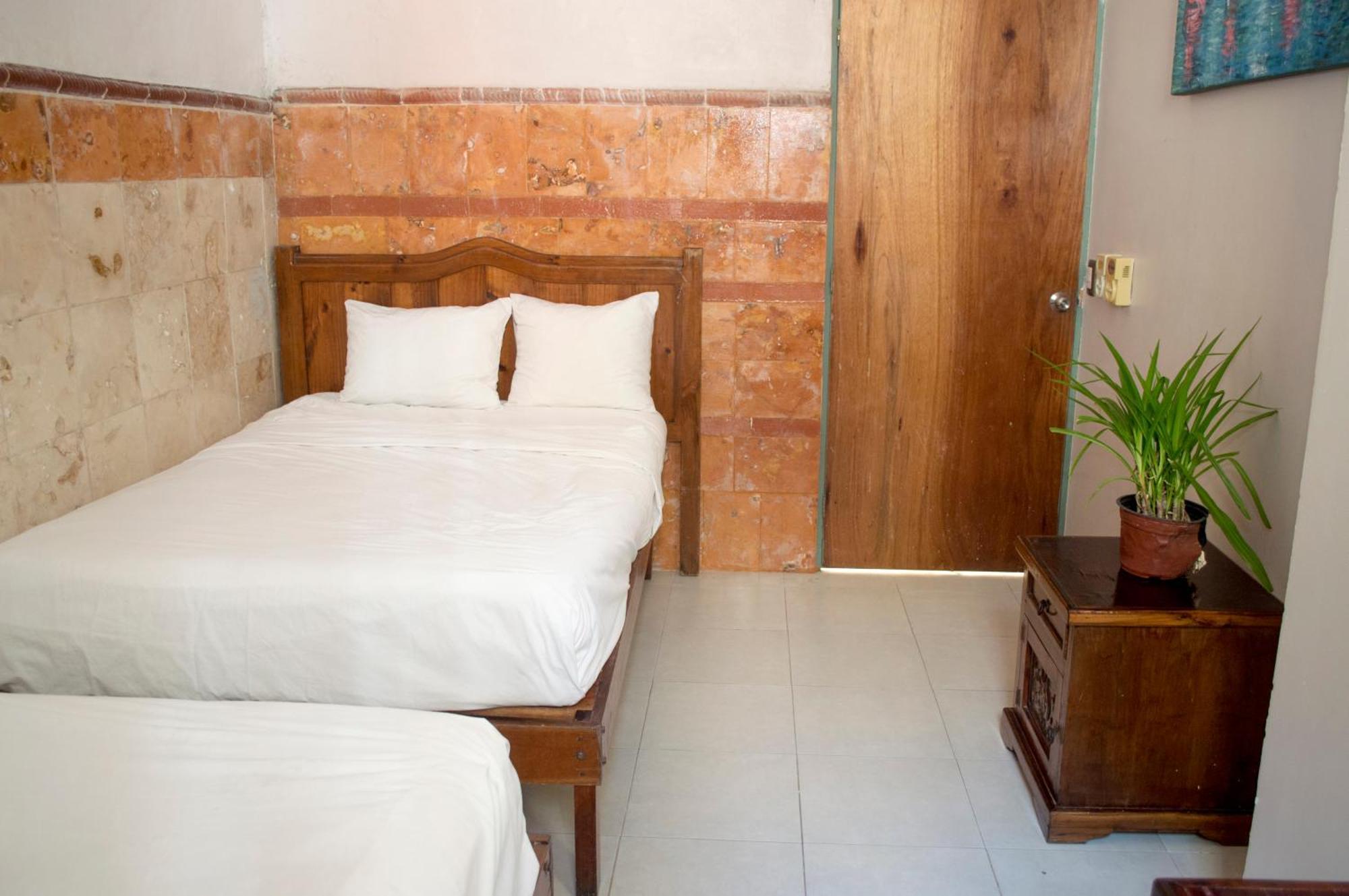 Отель Hostal Zocalo Мерида Экстерьер фото
